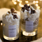 Cookies & Cream – der Duft von frisch gebackenen Keksen 🍪

Süß, warm und cremig – unsere Cookies & Cream Duftkerze vereint den unwiderstehlichen Geruch von Vanille, Keks und einer leichten Schokoladennote. Sie bringt sofort das Gefühl von Geborgenheit und Gemütlichkeit in jeden Raum – wie ein frisch gebackener Nachtisch an einem kalten Wintertag.

Jede Kerze wird handgegossen aus 100 % natürlichem Sojawachs und liebevoll dekoriert mit kleinen Wachsfiguren: Schokoladenstückchen, Keksdetails und einem süßen 